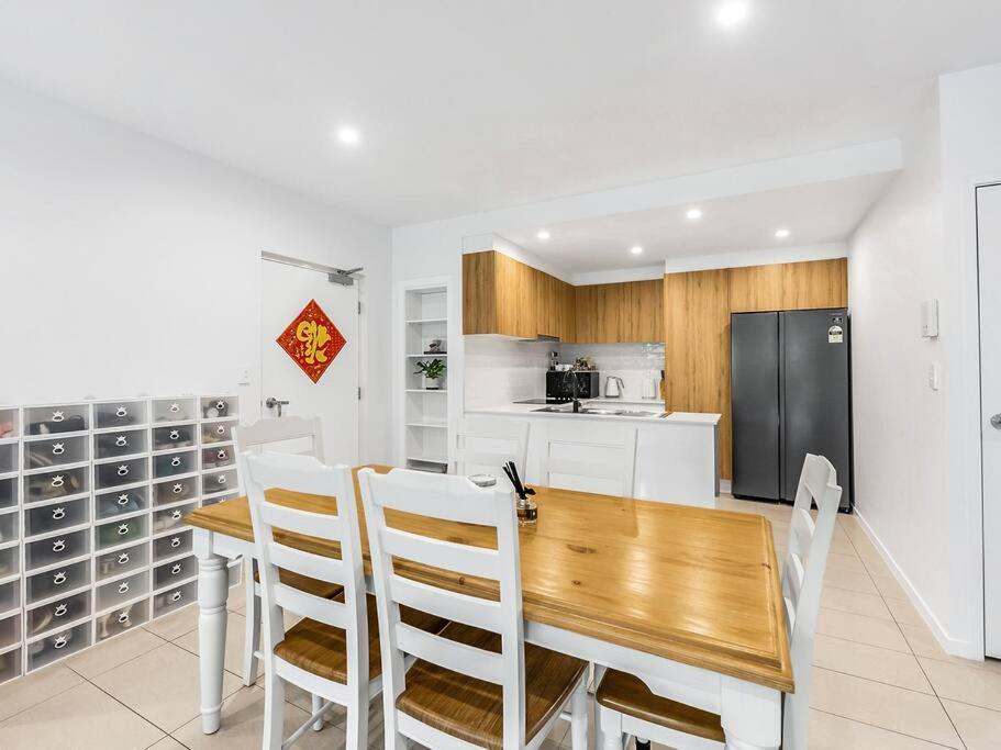 Modern Comfort Near Westfield